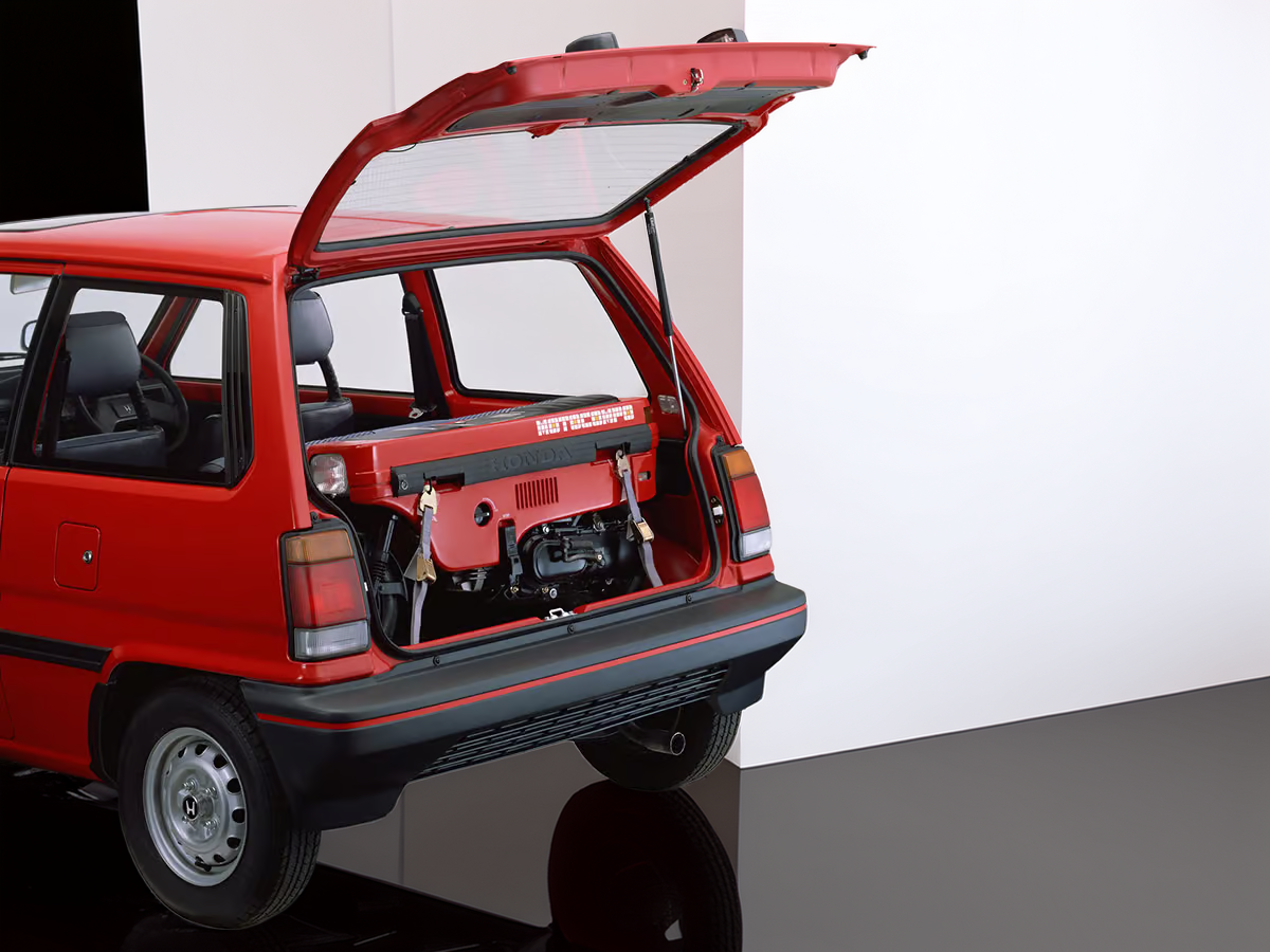 Honda MotoCompo vor weisser Wand